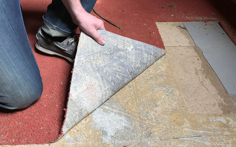 Hoe kan je vastgelijmde vloerbedekking of vast tapijt verwijderen?
